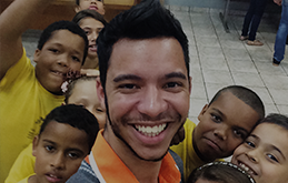 Vídeo mostra funcionário da Gol fazendo trabalho voluntário em escolas públicas