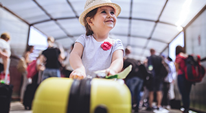 Criança com mala em aeroporto