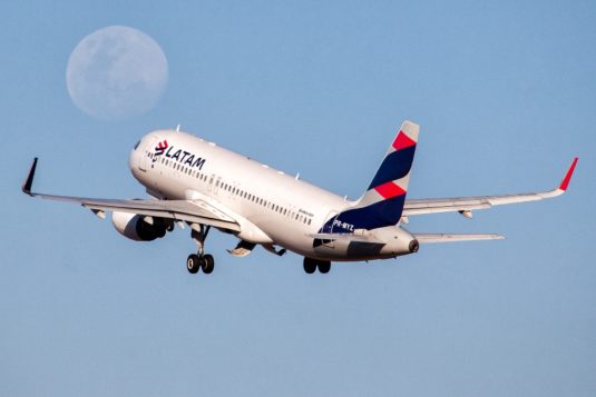 Beleza do Olhar de um avião da LATAM mais a Lua