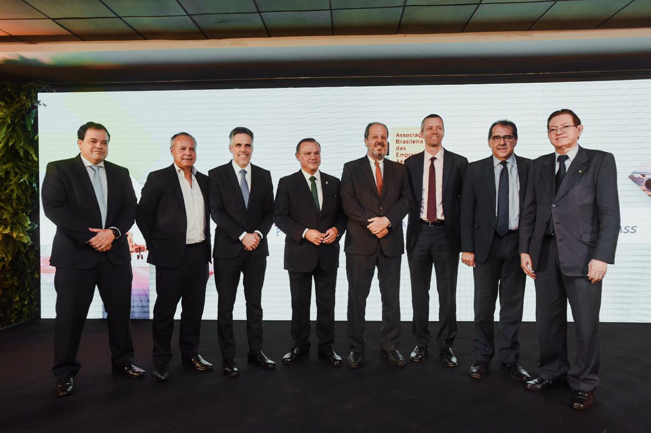 Eduardo Busch (VoePass), Tiago Lima (IBL), Paulo Kakinoff (GOL), senador Wellington Fagundes, Eduardo Sanovicz, presidente da ABEAR, Jerome Cadier (LATAM), Airton Pereira, diretor de Relações Institucionais e Comunicação da ABEAR, e Deputado Edinho Bez.