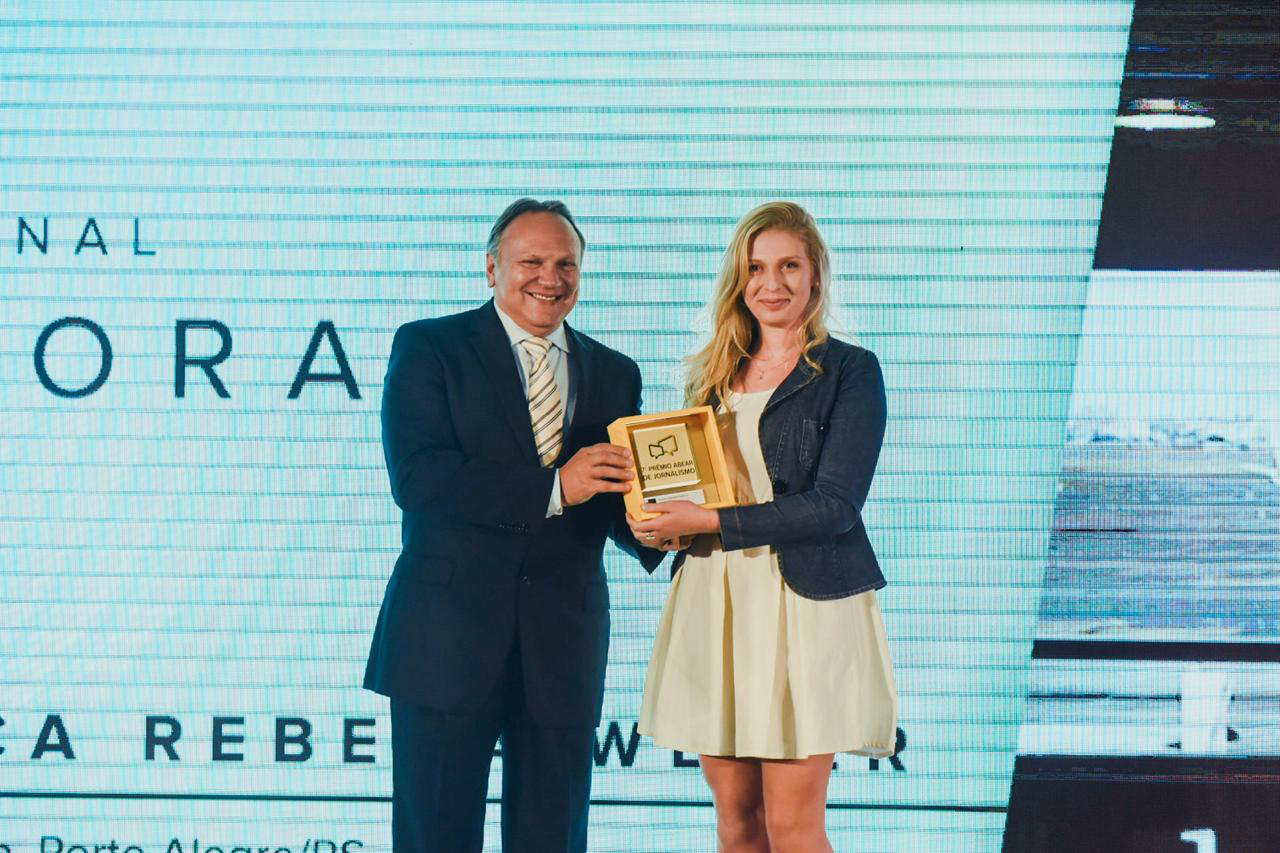 Rui Thomaz de Aquino, presidente da TwoFlex, e a jornalista Jéssica Rebeca Weber, vencedora do Prêmio Imprensa Regional