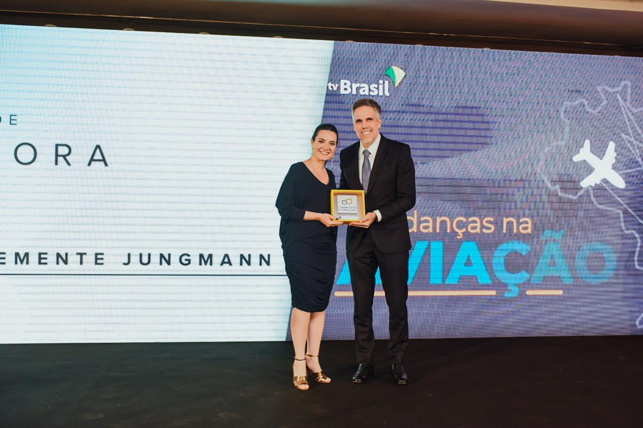Mariana Clemente Jungmann, jornalista vencedora da categoria Competitividade, e Paulo Kakinoff, presidente da GOL