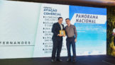 Eduardo Busch, diretor executivo da VoePass, e Edmundo Ubiratan Fernandes, vencedor na categoria Imprensa Setorizada