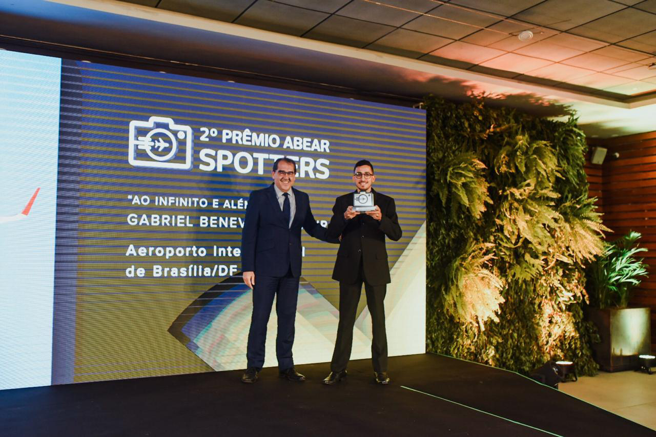 Airton Pereira, diretor de Relações Institucionais e Comunicação da ABEAR, e Gabriel Benevides Pereira, vencedor do prêmio Spotters