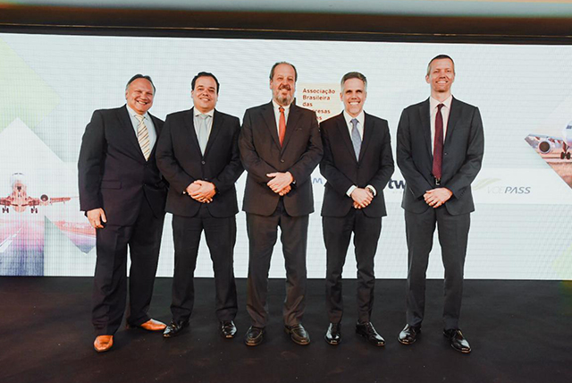 Rui Aquino, presidente da TwoFlex, Eduardo Busch, diretor-executivo da VoePass, Eduardo Sanovicz, presidente da ABEAR, Paulo Kakinoff, presidente da GOL, e Jerome Cadier, CEO da LATAM