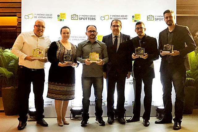 Vencedores do 2º Prêmio ABEAR Spotters e Airton Pereira, diretor de Relações Institucionais e Comunicação da ABEAR (4º à dir.)