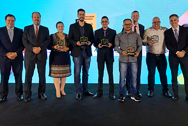 Eduardo Busch, diretor-executivo da VoePass, Eduardo Sanovicz, presidente da ABEAR, Jerome Cadier, CEO da LATAM (ao fundo) e Paulo Kakinoff, presidente da GOL, com os vencedores do 2º Prêmio Spotters (centro)